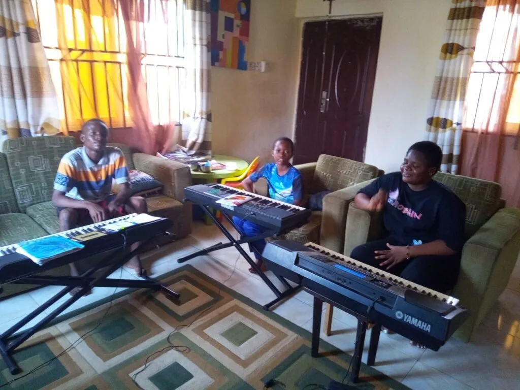 solomon-ofem-music-academy_FSndqcNj