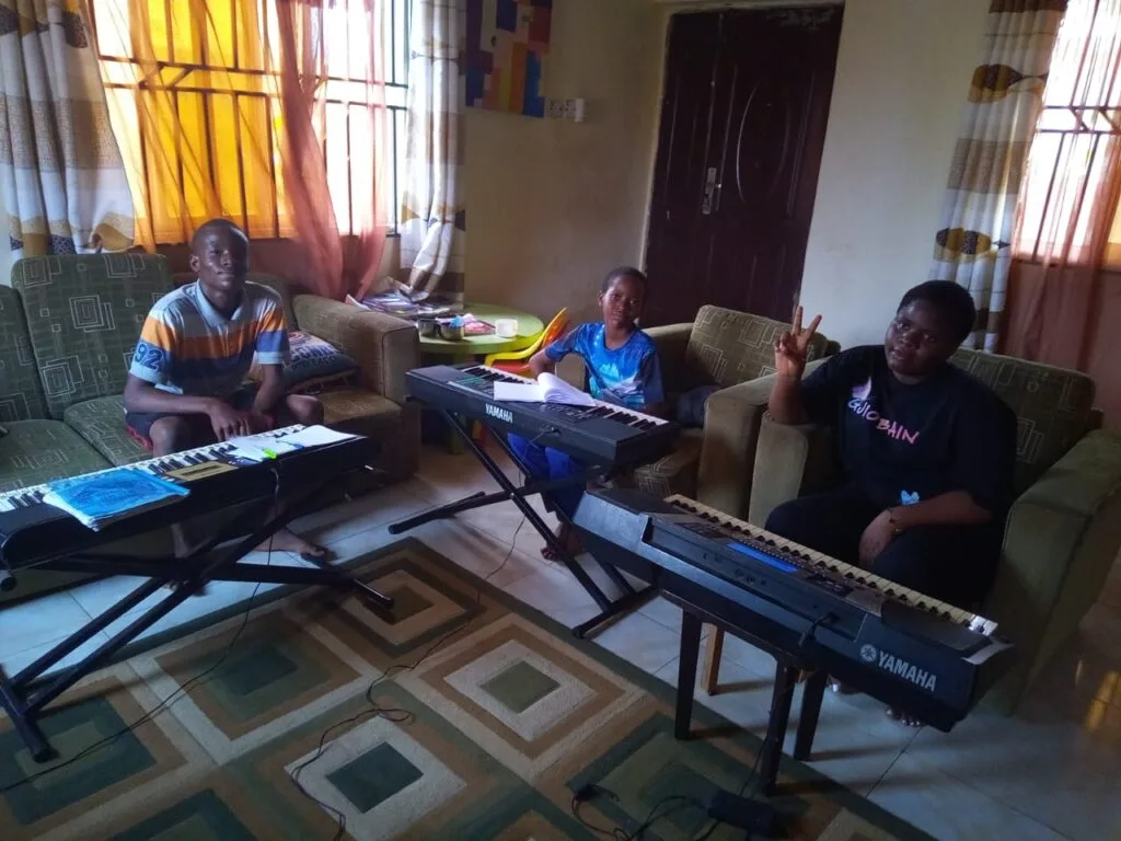 solomon-ofem-music-academy_NzeDgrF4
